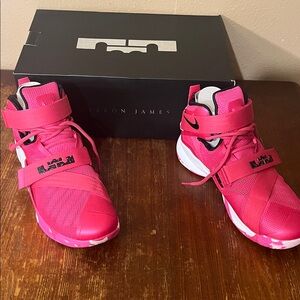 Nike Mens Hot Pink Lebron Soldier lX Sneakers